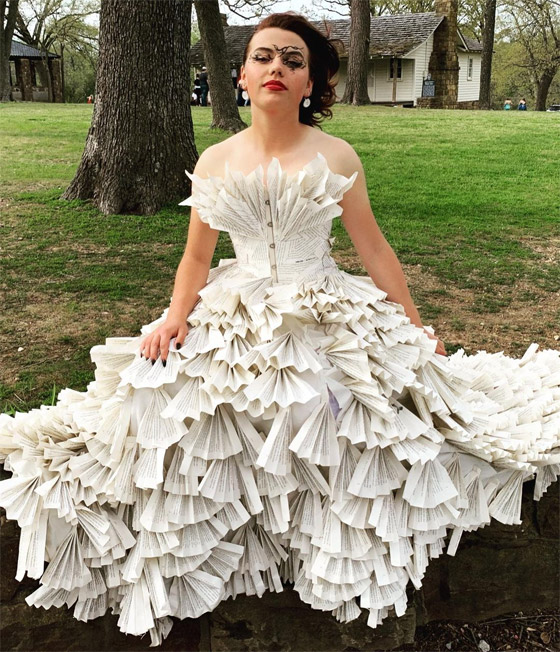 طالبة أمريكية ترتدي فستانا من 