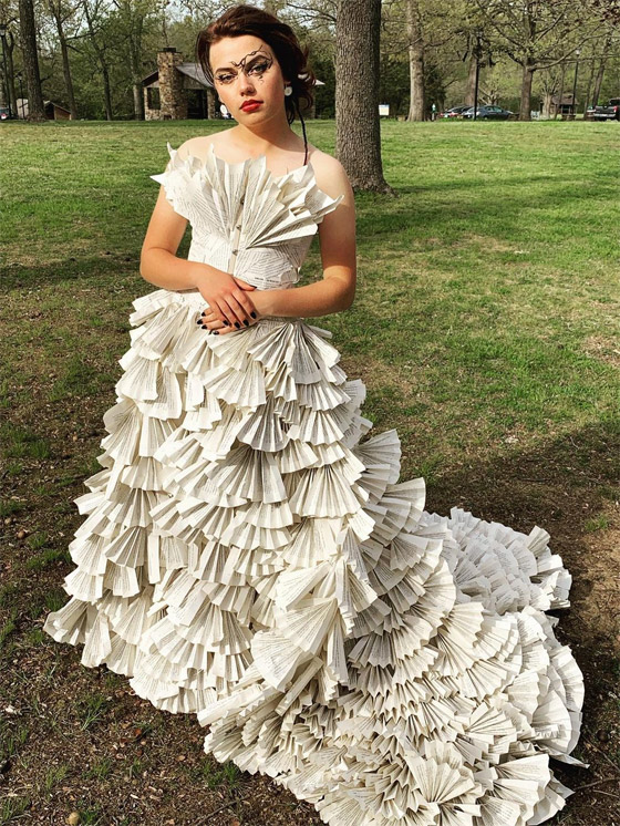 طالبة أمريكية ترتدي فستانا من 