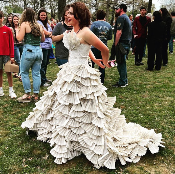 طالبة أمريكية ترتدي فستانا من 