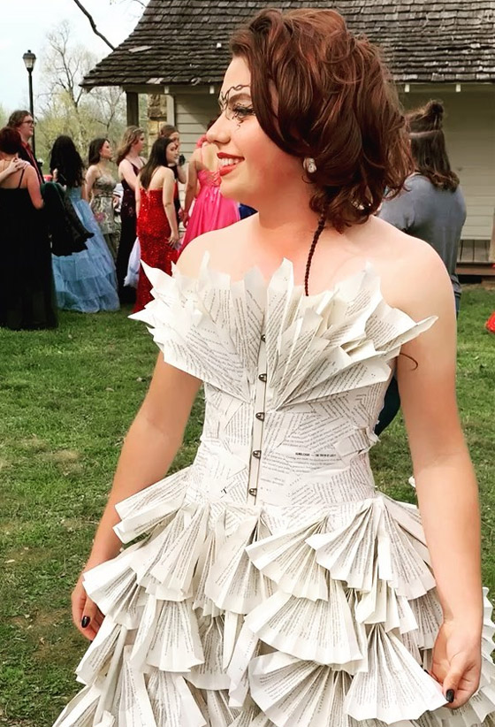 طالبة أمريكية ترتدي فستانا من 