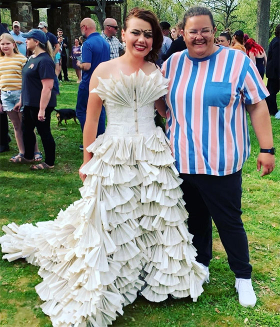 طالبة أمريكية ترتدي فستانا من 