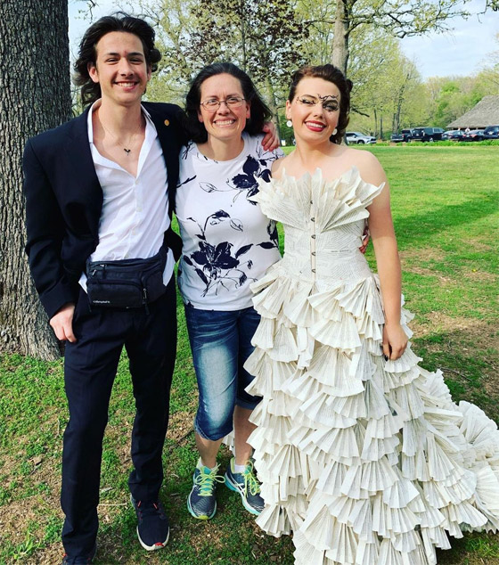 طالبة أمريكية ترتدي فستانا من 