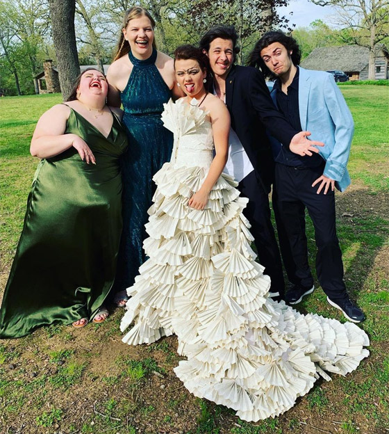 طالبة أمريكية ترتدي فستانا من 