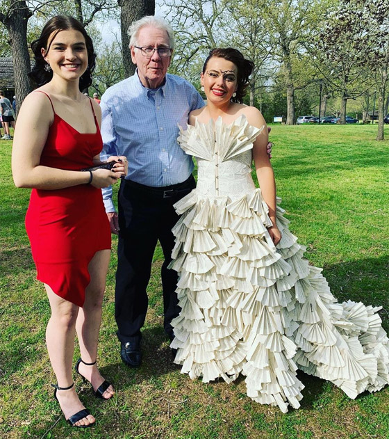 طالبة أمريكية ترتدي فستانا من 