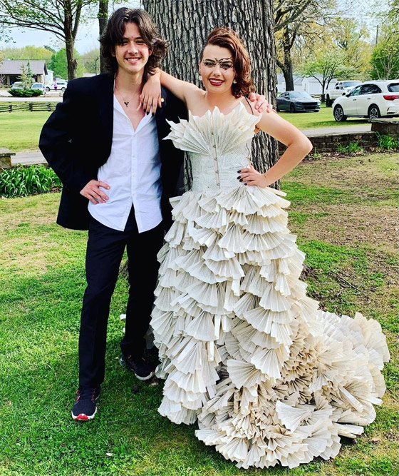 طالبة أمريكية ترتدي فستانا من 