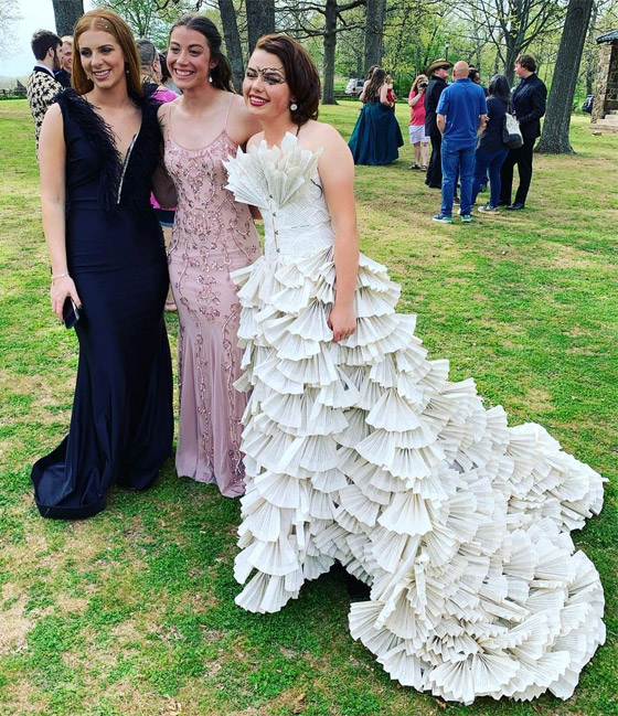 طالبة أمريكية ترتدي فستانا من 