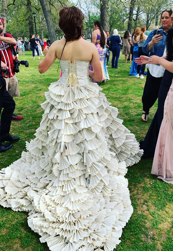 طالبة أمريكية ترتدي فستانا من 