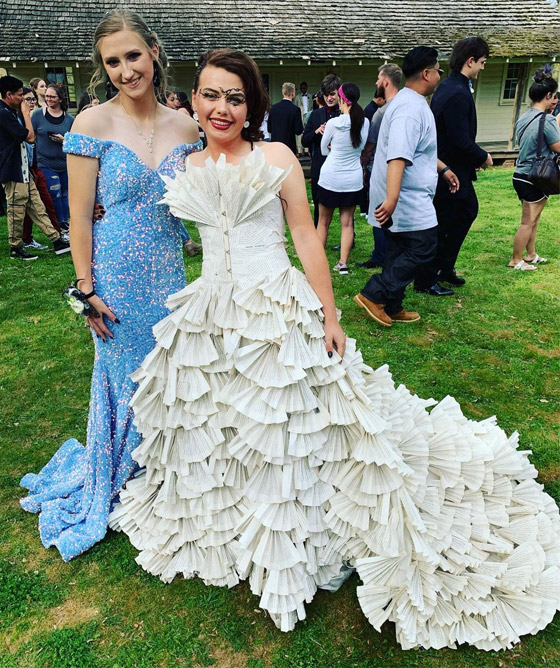 طالبة أمريكية ترتدي فستانا من 