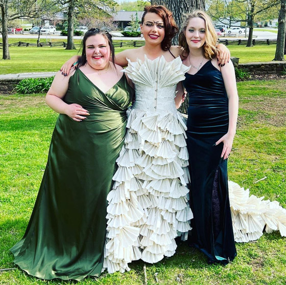 طالبة أمريكية ترتدي فستانا من 