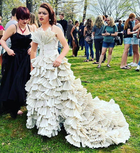 طالبة أمريكية ترتدي فستانا من 