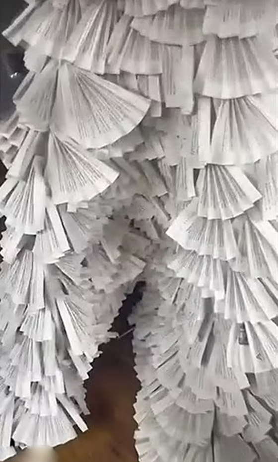 طالبة أمريكية ترتدي فستانا من 