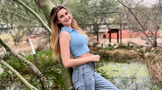 تعاني من حساسية تجاه الماء تمنعها من الشرب وذرف الدموع صورة رقم 1