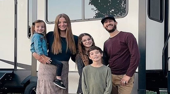 يحولان عربة سكن متنقلة إلى منزل عائلي فاخر صورة رقم 1