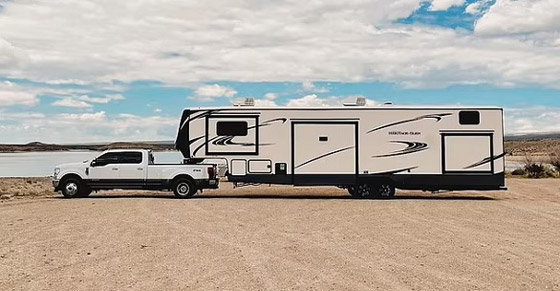 يحولان عربة سكن متنقلة إلى منزل عائلي فاخر صورة رقم 3