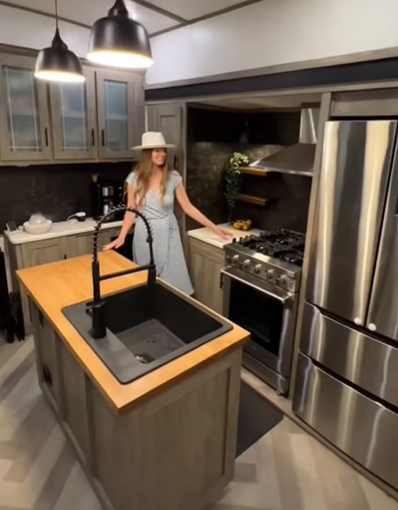 يحولان عربة سكن متنقلة إلى منزل عائلي فاخر صورة رقم 4