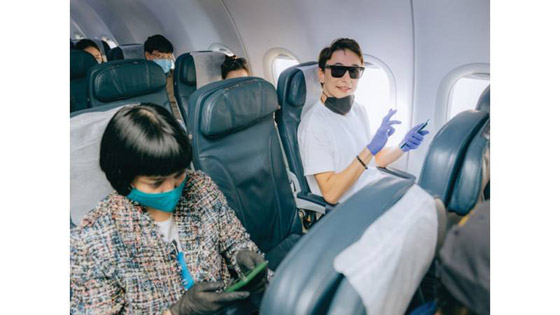 ميزة يجهلها الكثيرون للجلوس في المقعد الأوسط بالطائرة صورة رقم 1