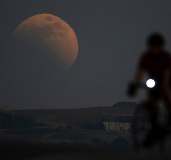 فيديو وصور.. خسوف كلي يُظهر 