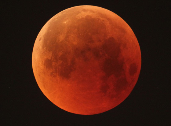 فيديو وصور.. خسوف كلي يُظهر 