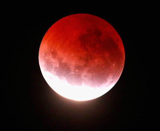 فيديو وصور.. خسوف كلي يُظهر 