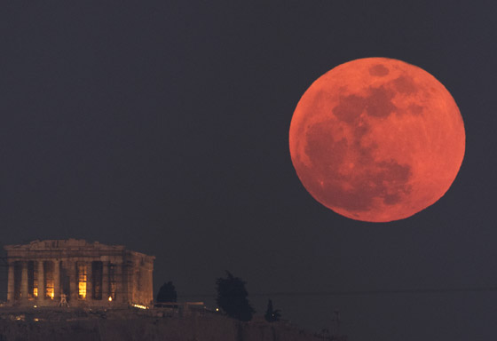 فيديو وصور.. خسوف كلي يُظهر 