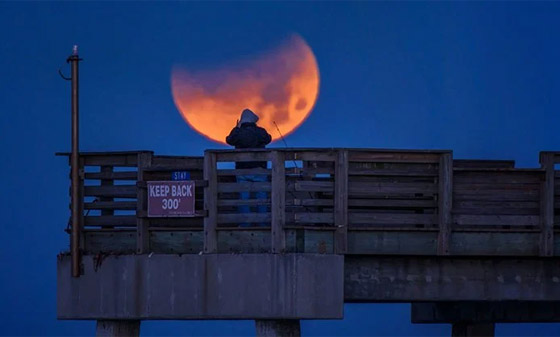 فيديو وصور.. خسوف كلي يُظهر 