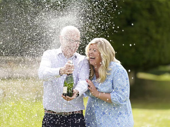 زوجان يفوزان بأكبر جائزة يانصيب في تاريخ بريطانيا.. صور صورة رقم 7