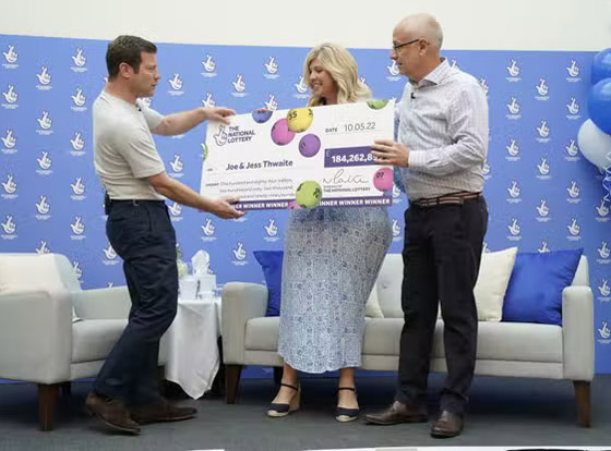 زوجان يفوزان بأكبر جائزة يانصيب في تاريخ بريطانيا.. صور صورة رقم 13