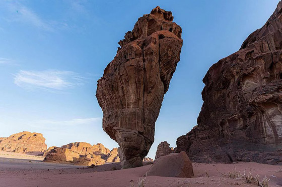 كتلة صخرية ضخمة تقف على قاعدة رفيعة جدا تثير الفضول بالسعودية! صورة رقم 3