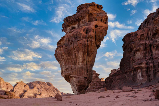 كتلة صخرية ضخمة تقف على قاعدة رفيعة جدا تثير الفضول بالسعودية! صورة رقم 1