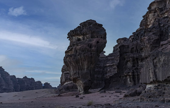 كتلة صخرية ضخمة تقف على قاعدة رفيعة جدا تثير الفضول بالسعودية! صورة رقم 4
