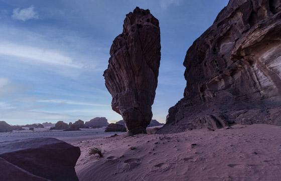 كتلة صخرية ضخمة تقف على قاعدة رفيعة جدا تثير الفضول بالسعودية! صورة رقم 5