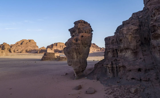 كتلة صخرية ضخمة تقف على قاعدة رفيعة جدا تثير الفضول بالسعودية! صورة رقم 6