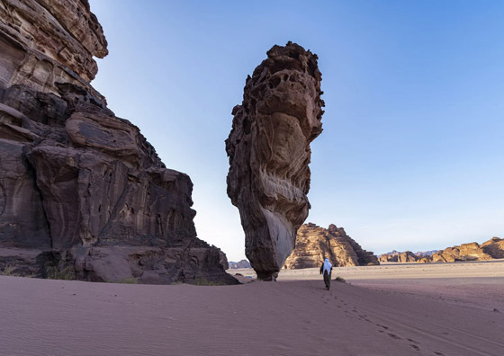 كتلة صخرية ضخمة تقف على قاعدة رفيعة جدا تثير الفضول بالسعودية! صورة رقم 2