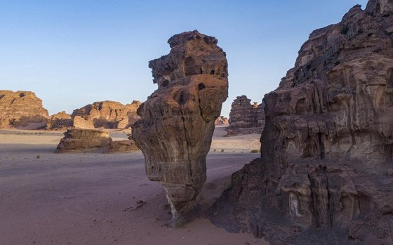 كتلة صخرية ضخمة تقف على قاعدة رفيعة جدا تثير الفضول بالسعودية! صورة رقم 7