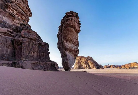 كتلة صخرية ضخمة تقف على قاعدة رفيعة جدا تثير الفضول بالسعودية! صورة رقم 8