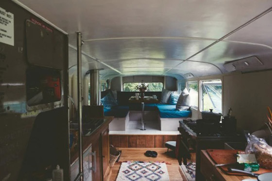 حافلة قديمة تتحول إلى منزل فريد من نوعه صورة رقم 4