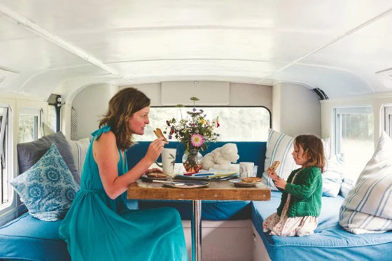 حافلة قديمة تتحول إلى منزل فريد من نوعه صورة رقم 6