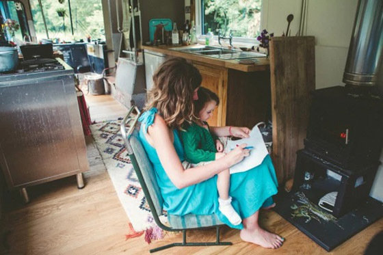 حافلة قديمة تتحول إلى منزل فريد من نوعه صورة رقم 9