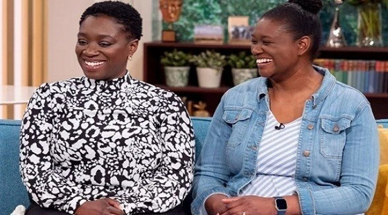 شقيقتان تلتقيان بعد 32 عاماً من تخلي والدتهما عنهما صورة رقم 1