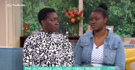 شقيقتان تلتقيان بعد 32 عاماً من تخلي والدتهما عنهما صورة رقم 2