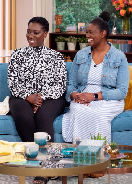 شقيقتان تلتقيان بعد 32 عاماً من تخلي والدتهما عنهما صورة رقم 3