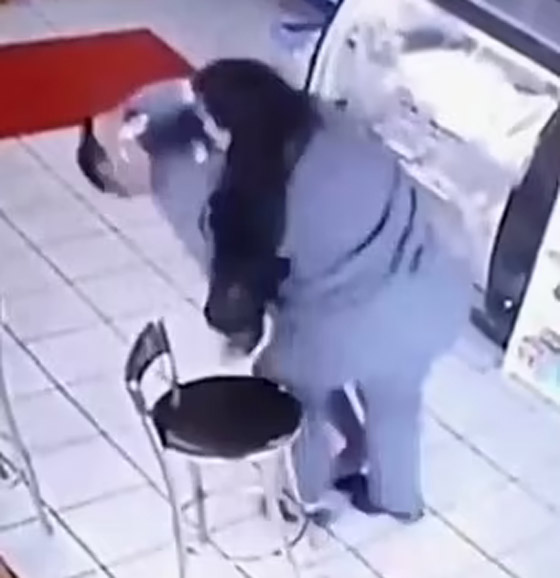 بالفيديو: امرأة برازيلية تنقض على شاب تحرش بها وتشبعه ضربا! صورة رقم 5 بالفيديو: امرأة برازيلية تنقض على شاب تحرش بها وتشبعه ضربا! صورة رقم 5