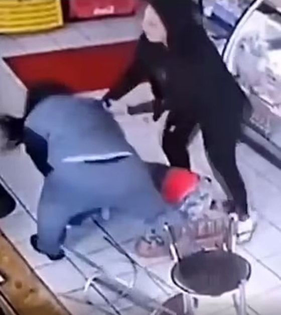 بالفيديو: امرأة برازيلية تنقض على شاب تحرش بها وتشبعه ضربا! صورة رقم 6 بالفيديو: امرأة برازيلية تنقض على شاب تحرش بها وتشبعه ضربا! صورة رقم 6