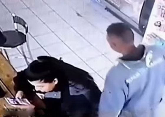 بالفيديو: امرأة برازيلية تنقض على شاب تحرش بها وتشبعه ضربا! صورة رقم 2 بالفيديو: امرأة برازيلية تنقض على شاب تحرش بها وتشبعه ضربا! صورة رقم 2