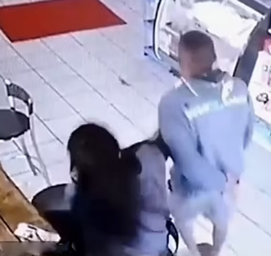 بالفيديو: امرأة برازيلية تنقض على شاب تحرش بها وتشبعه ضربا! صورة رقم 3 بالفيديو: امرأة برازيلية تنقض على شاب تحرش بها وتشبعه ضربا! صورة رقم 3