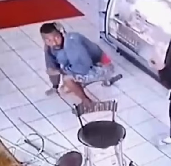 بالفيديو: امرأة برازيلية تنقض على شاب تحرش بها وتشبعه ضربا! صورة رقم 8 بالفيديو: امرأة برازيلية تنقض على شاب تحرش بها وتشبعه ضربا! صورة رقم 8