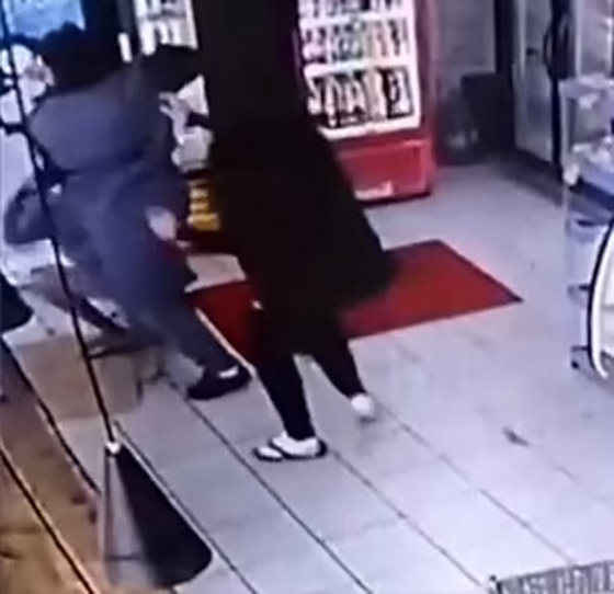 بالفيديو: امرأة برازيلية تنقض على شاب تحرش بها وتشبعه ضربا! صورة رقم 7 بالفيديو: امرأة برازيلية تنقض على شاب تحرش بها وتشبعه ضربا! صورة رقم 7