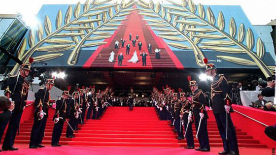 بسبب حذائه.. منع مخرج من المرور على سجادة مهرجان كان صورة رقم 7