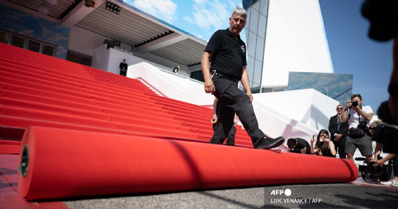 بسبب حذائه.. منع مخرج من المرور على سجادة مهرجان كان صورة رقم 6