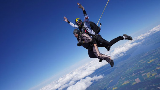 سويدية 103 أعوام تحطم رقما قياسيا بقفزة مظلية.. دقائق تحبس الأنفاس صورة رقم 5